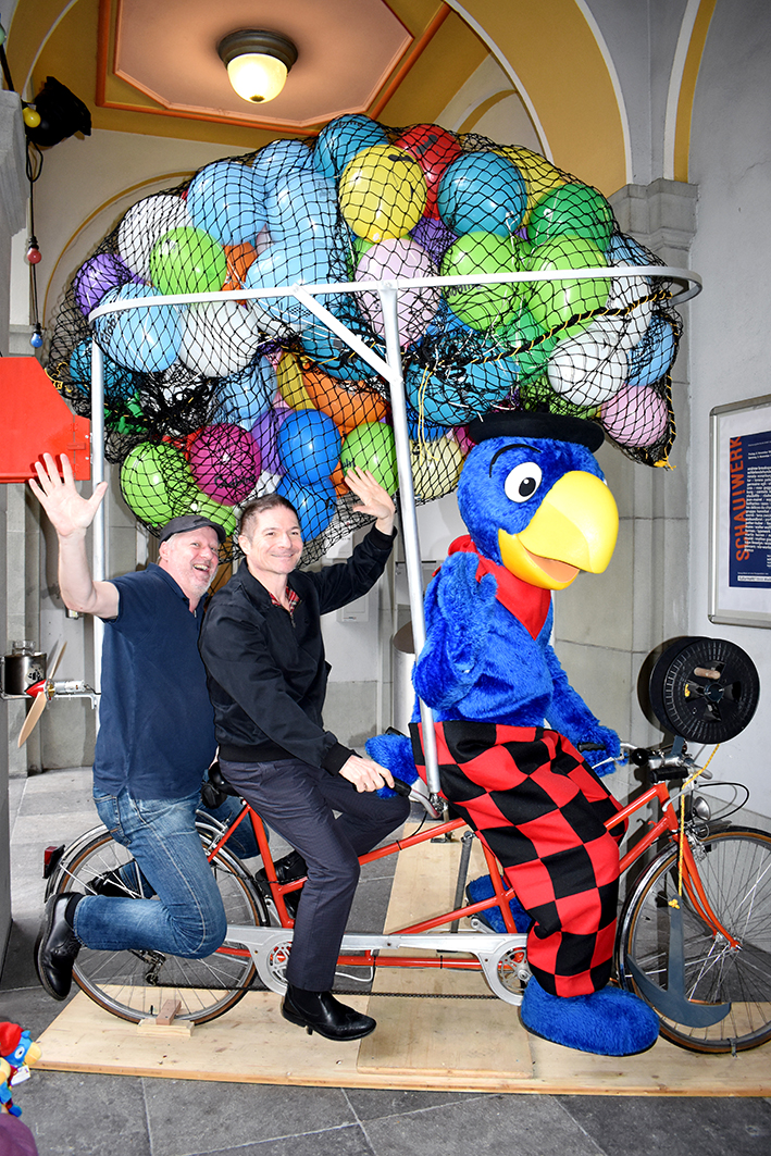 Autor und Zeichner mit Globi kopieren